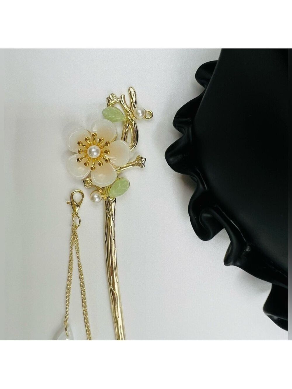 Elegant Gold and White Floral Hairpin with Pearl Accents - Picture 3 of 4